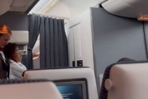 イギリスの航空会社が機内で女王の死を報告、異例のアナウンス