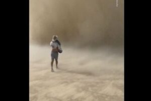 米のフェスティバルで巨大なつむじ風が発生、恐れず接近する女性を撮影