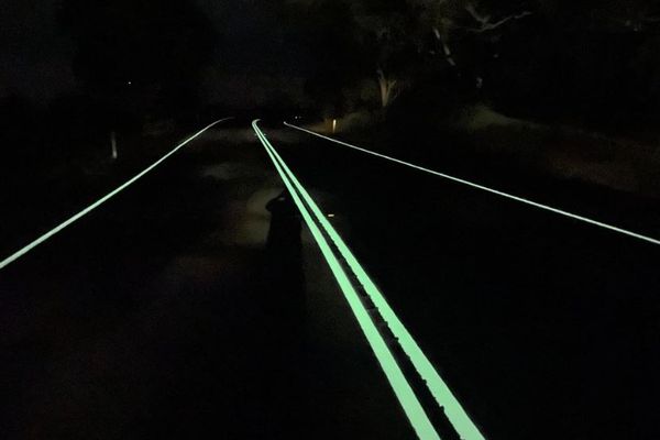 まるで近未来映画のよう、豪の道路で「光る車線」を試験的に導入