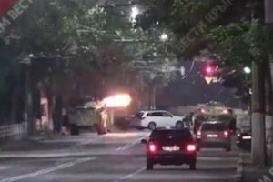 ロシアが占領するヘルソン中心部で銃撃戦、装甲車と謎のグループが交戦【動画】