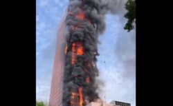 中国にある超高層ビルで火災、建物が大きな炎に包まれる【動画】