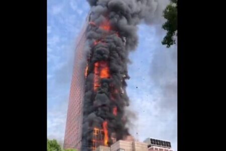 中国にある超高層ビルで火災、建物が大きな炎に包まれる【動画】