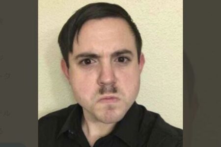 ヒトラーのような口ひげを付けた白人至上主義者、連邦議会襲撃事件で有罪