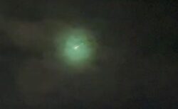 長い尾を引き、緑色の光を放つ大きな流星、イギリス北部などに出現【動画】