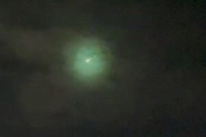 長い尾を引き、緑色の光を放つ大きな流星、イギリス北部などに出現【動画】