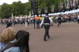 チャールズ国王が即位、車列が通る道に男が侵入、警察が即座に取り押さえる