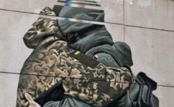駐豪ウクライナ大使、両軍の兵士が抱き合う壁画を批判、撤去を要求