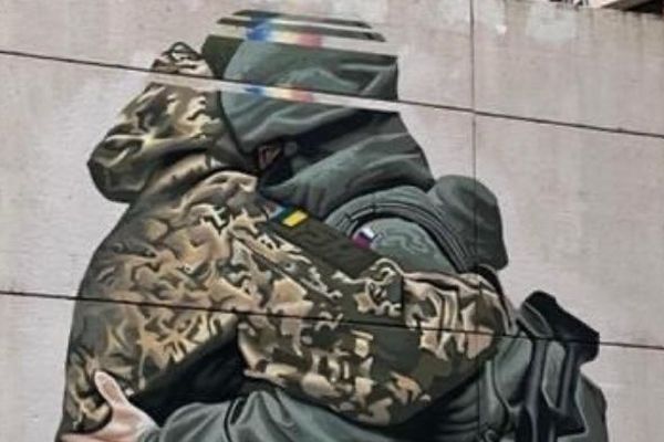 駐豪ウクライナ大使、両軍の兵士が抱き合う壁画を批判、撤去を要求