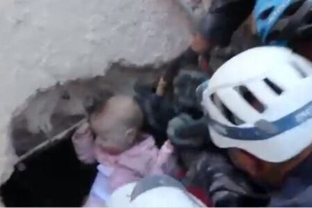 ヨルダンで建物が倒壊、30時間後、奇跡的に赤ちゃんを救出【動画】