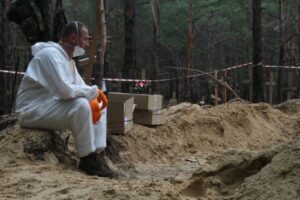 ウクライナ・イジュームの森で大量の墓地を発見、99％の遺体に拷問や暴力の痕跡