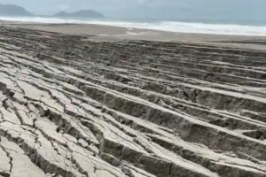 メキシコで起きた地震の直後、浜辺に不気味な無数の亀裂が走っていた【動画】
