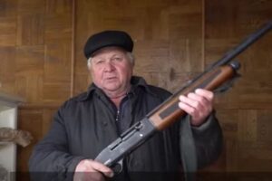 ロシア軍の戦闘機をライフルで撃墜？ウクライナ人男性にメダルを授与