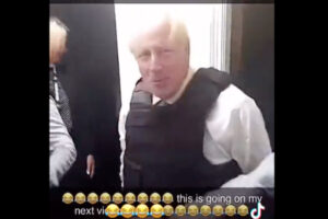 アパートに警察のガサ入れ、その場にジョンソン首相がいたので動画で投稿