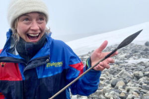 氷河を調査した考古学者、ほぼ完全に保存された1500年前の矢を発見