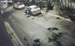 自動車泥棒の集団、カーセックス中のカップルを路上に放り出して車を盗み去る【ブラジル】
