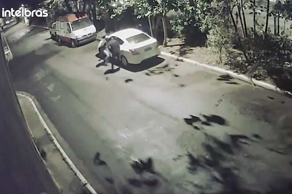 自動車泥棒の集団、カーセックス中のカップルを路上に放り出して車を盗み去る【ブラジル】