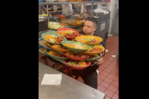 大量の料理を一度に運ぶウエイターがSNSで話題に