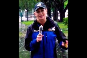 嵐の中、マイクにコンドームを被せて中継したTVレポーターが話題に