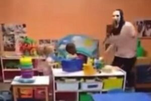 ホラー映画のマスクで、子供たちを怖がらせた保育士が解雇される