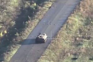 なぜ？ロシアの装甲車が、地雷が置かれた道を進み、大爆発