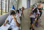 フィリピンの大学でカンニング防止の試み、学生らが自作したアイテムが面白い