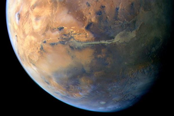 火星に液体の水が存在する可能性を示す、新たな証拠を発見