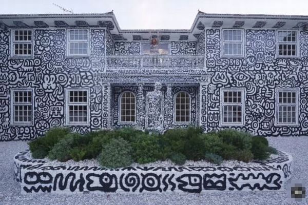 イギリスの有名アーティストが、自宅の壁を落書きで埋め尽くす