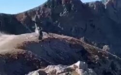 イタリアの山で軍のヘリコプターが宙返り、奇跡的に墜落を逃れる