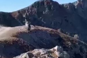 イタリアの山で軍のヘリコプターが宙返り、奇跡的に墜落を逃れる