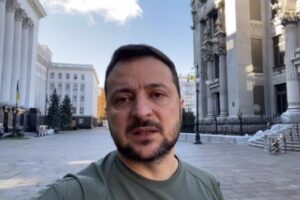 ゼレンスキー大統領が首都から逃亡？動画はスクリーンによる特撮？偽情報が流布