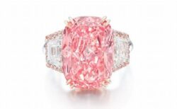 極めて稀少なピンク・ダイヤモンド、84億円で落札され、世界記録を更新