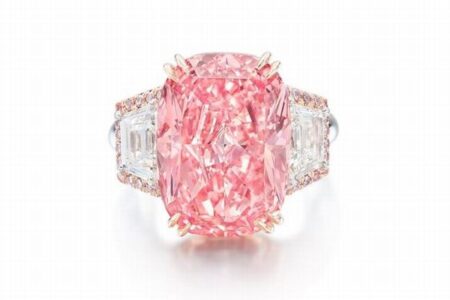 極めて稀少なピンク・ダイヤモンド、84億円で落札され、世界記録を更新