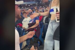 プロポーズが失敗？球場で男性が女性からビンタを食らう【動画】