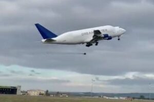 イタリアの空港で離陸直後、貨物機から巨大なタイヤが落下