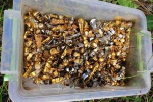 ウクライナ軍により解放された村で、抜かれた大量の金歯や虐殺の痕跡を発見