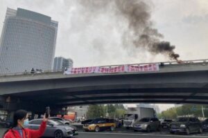 中国で習近平打倒の横断幕、謎の人物の抗議活動にネットで称賛の声