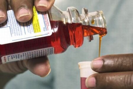 アフリカで、インド製の咳止めシロップを服用した69人の子供が死亡