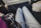 フライト中、太った2人の席に挟まれた女性に航空会社が謝罪、商品券を提供