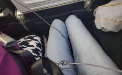 フライト中、太った2人の席に挟まれた女性に航空会社が謝罪、商品券を提供