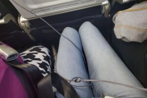 フライト中、太った2人の席に挟まれた女性に航空会社が謝罪、商品券を提供