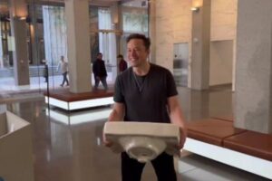 マスク氏のツイッター買収、ウクライナ側は懐疑的、ロシア高官は歓迎