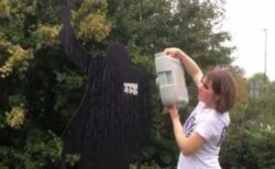 環境活動家の若者が、話題になった退役軍人の記念碑に「糞尿」をぶちまける