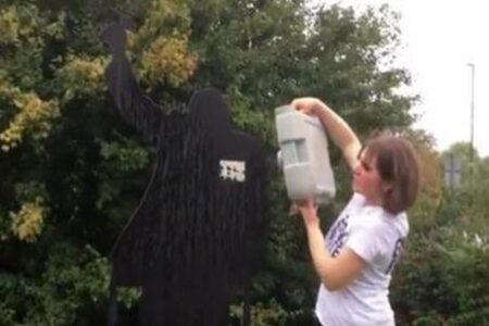 環境活動家の若者が、話題になった退役軍人の記念碑に「糞尿」をぶちまける