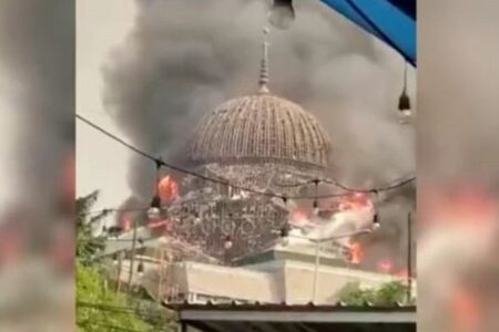 インドネシアのモスクで火災、巨大なドームが崩壊【動画】