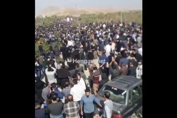 イランで治安部隊がデモ隊に実弾を発砲か？犠牲者の故郷で追悼する日に
