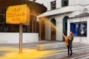 「Just Stop Oil」のメンバーが、ロンドン警視庁の看板に大量のスプレーをかける