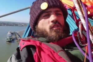 「Just Stop Oil」の活動家が橋によじ登り占拠、2日間交通を遮断