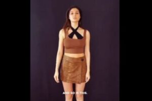 イラン人の女優が権威主義的な政府に抗議、服を一枚ずつ脱いでトップレスに