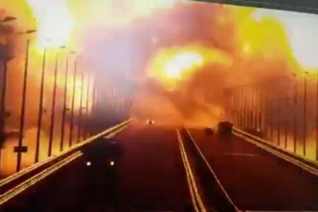 クリミア大橋が大爆発、巨大な炎に包まれる【複数動画】