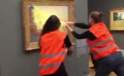 ドイツで環境活動家が、モネの絵画にマッシュポテトをぶちまける